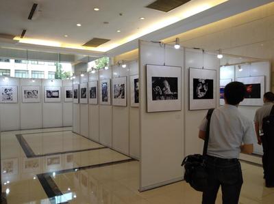 上海书画展览展示活动布置 挂画白色展示板架子出租安装与数字化服务应用